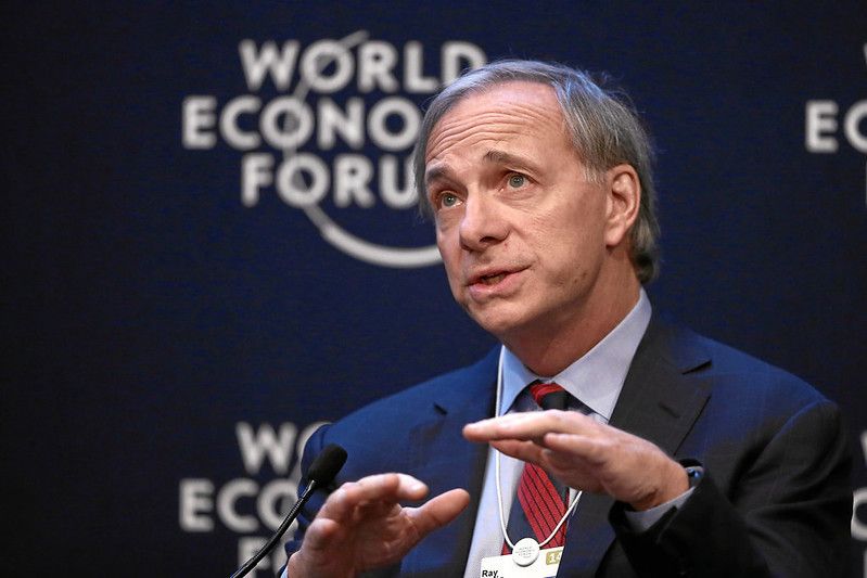 Hình ảnh tỷ phú Ray Dalio tại diễn đàn kinh tế thế giới tháng 5 vừa qua