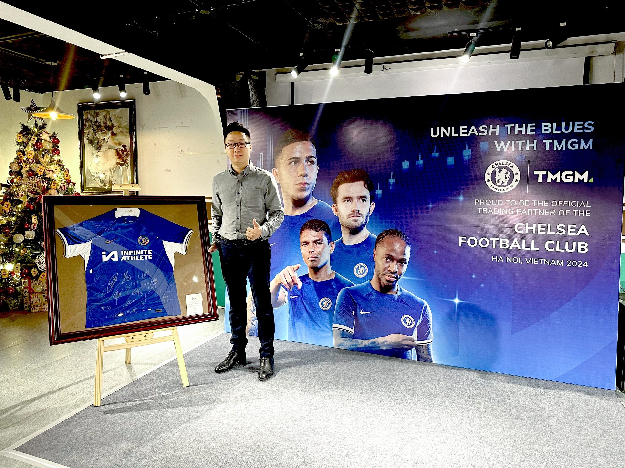 Đối tác TMGM mang chiếc áo “hiếm” có đầy đủ chữ ký cầu thủ Chelsea về Việt Nam